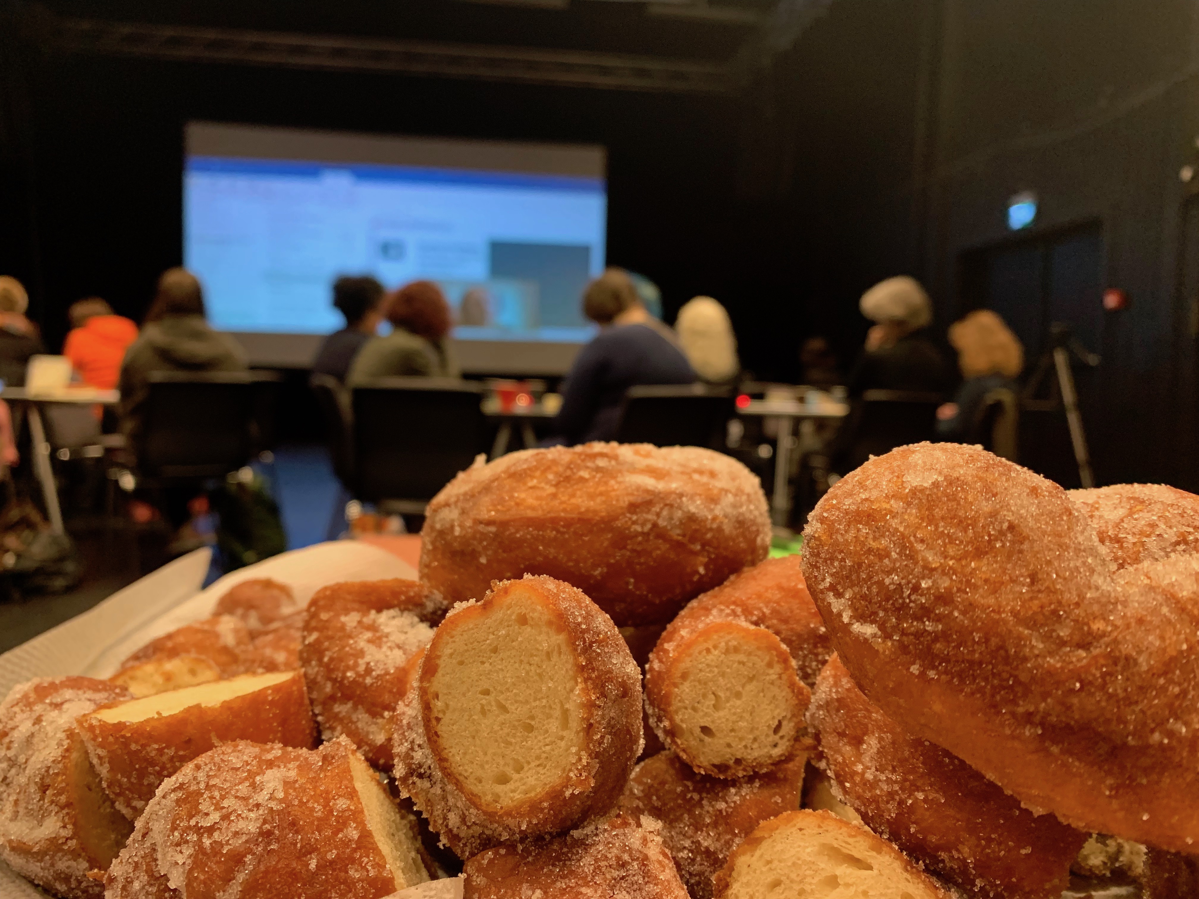 bilde fra seminar hvor vi ser sukkerboller på et bord