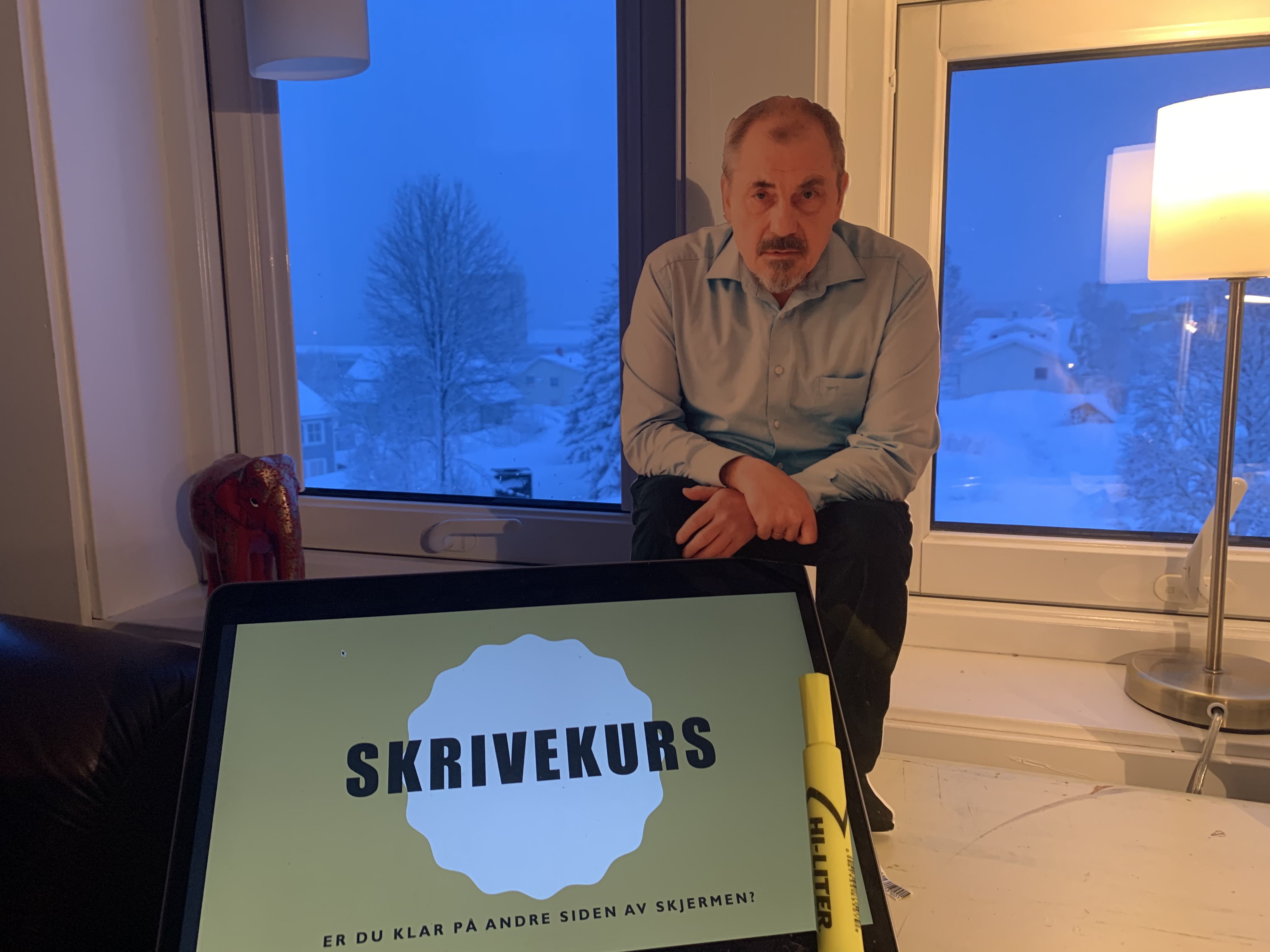skjerm og pappfigur