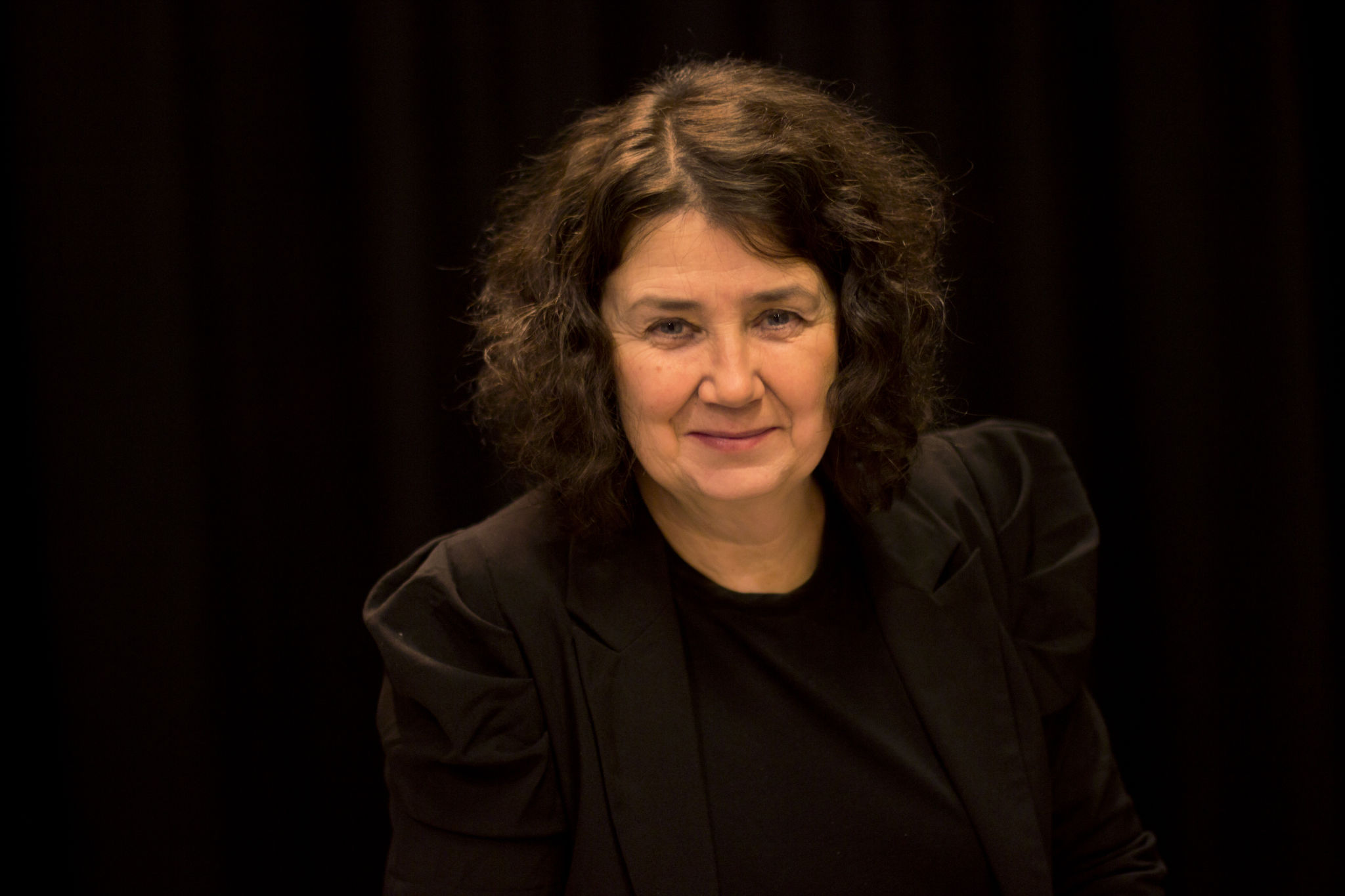 Kvinne med sort bakgrunn