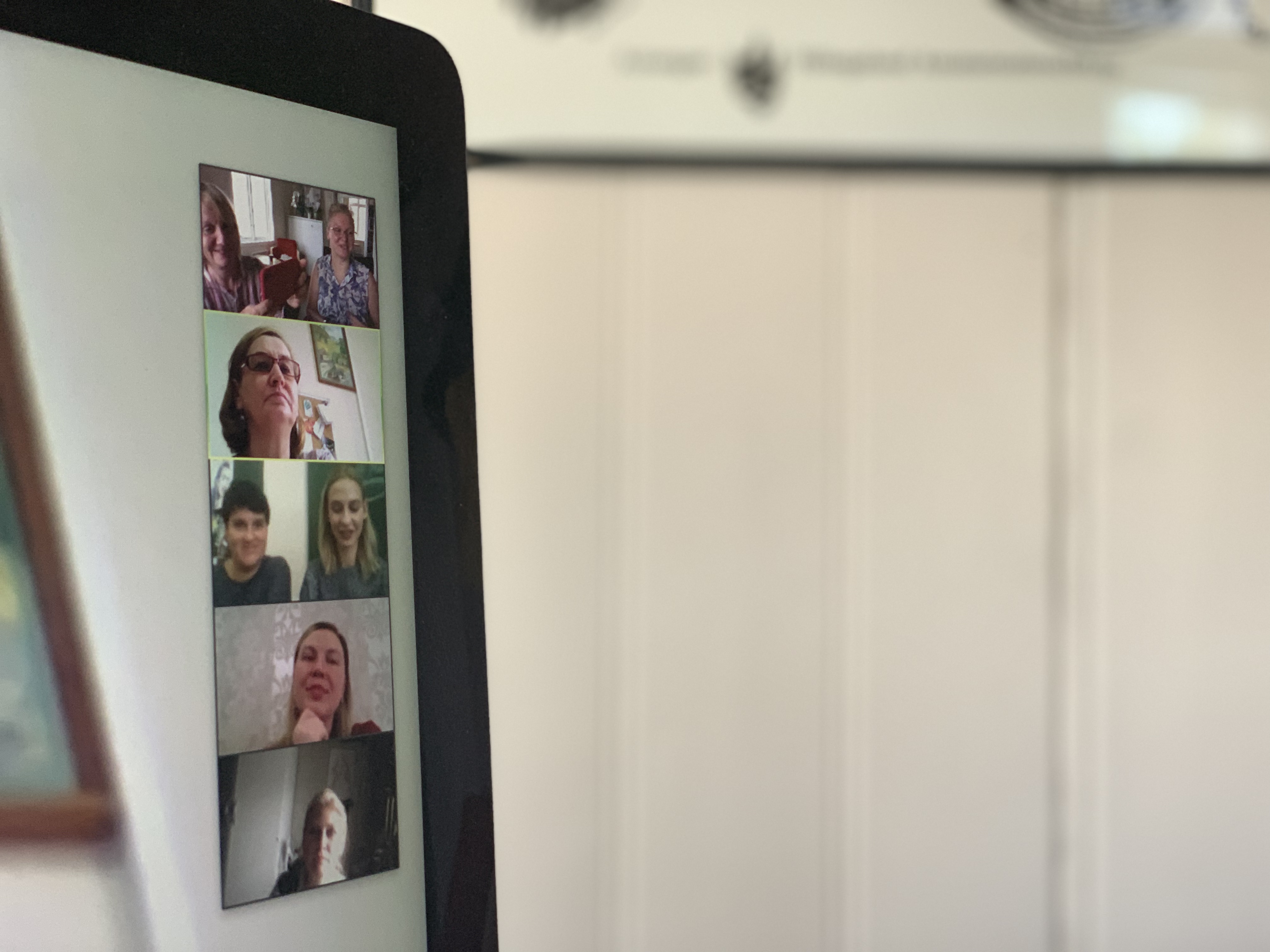 Flere mennesker på en skjerm