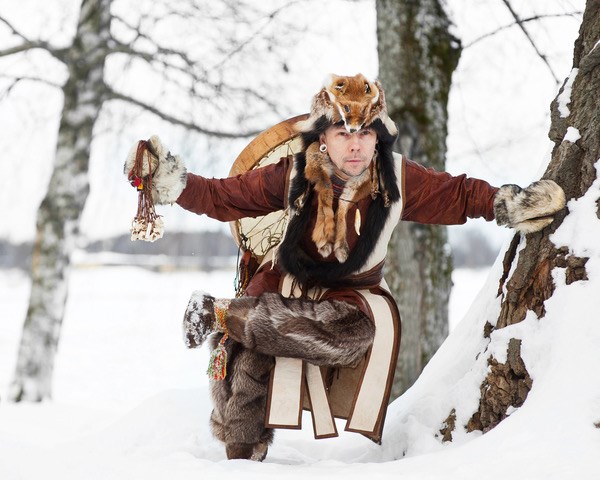 en mann i skinnklær i skogen