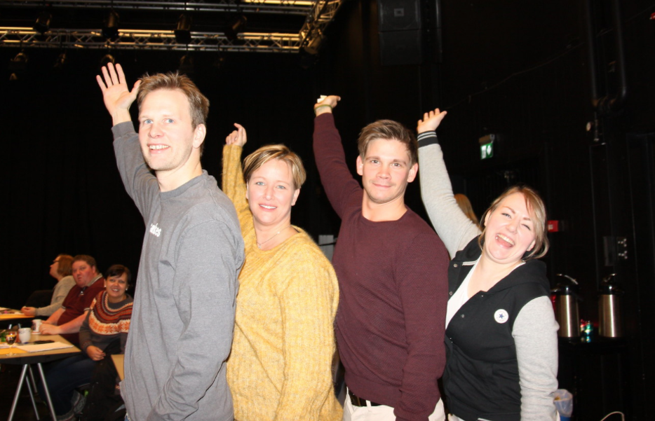 4 mennesker med hand i været