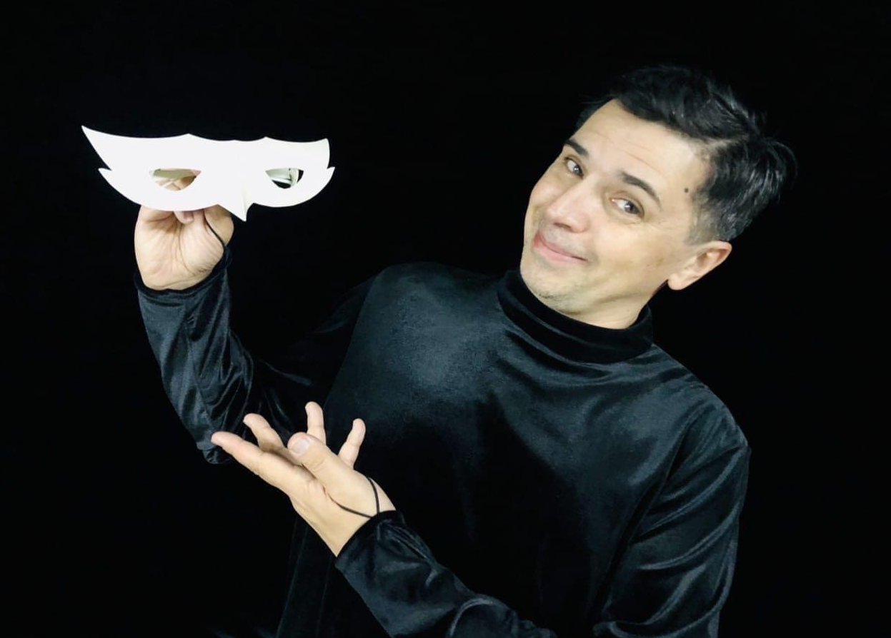 Mann med maske i hånda