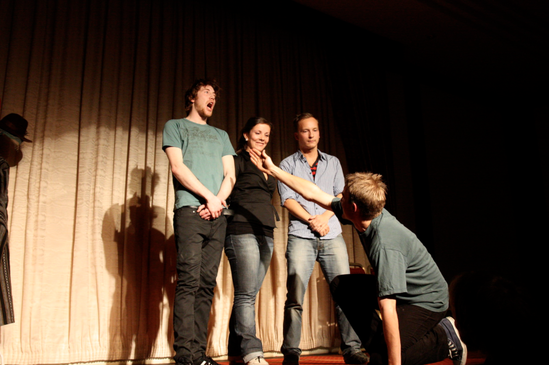 4 skuespillere på en scene