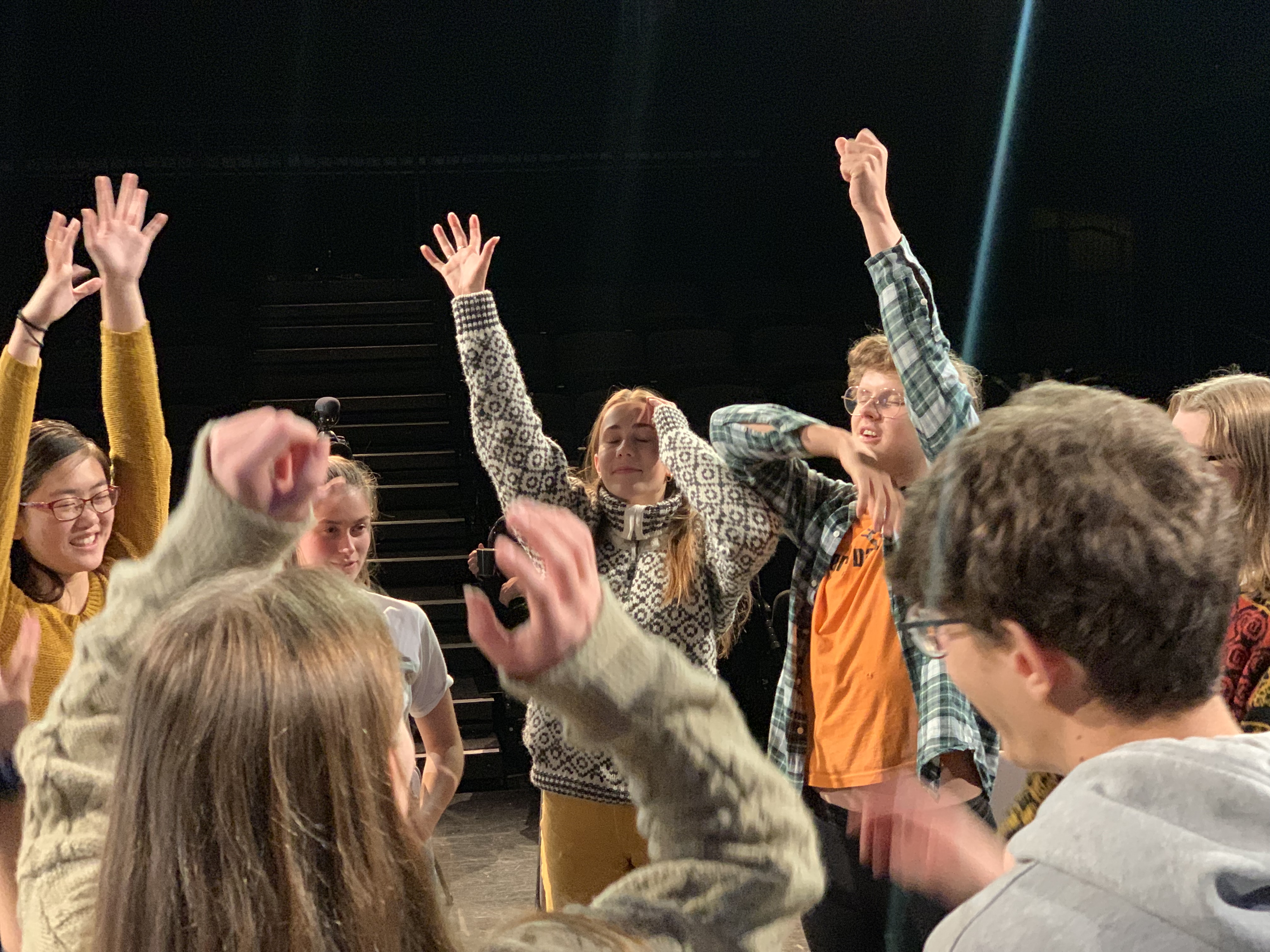 Mange mennesker rekker hendene i været