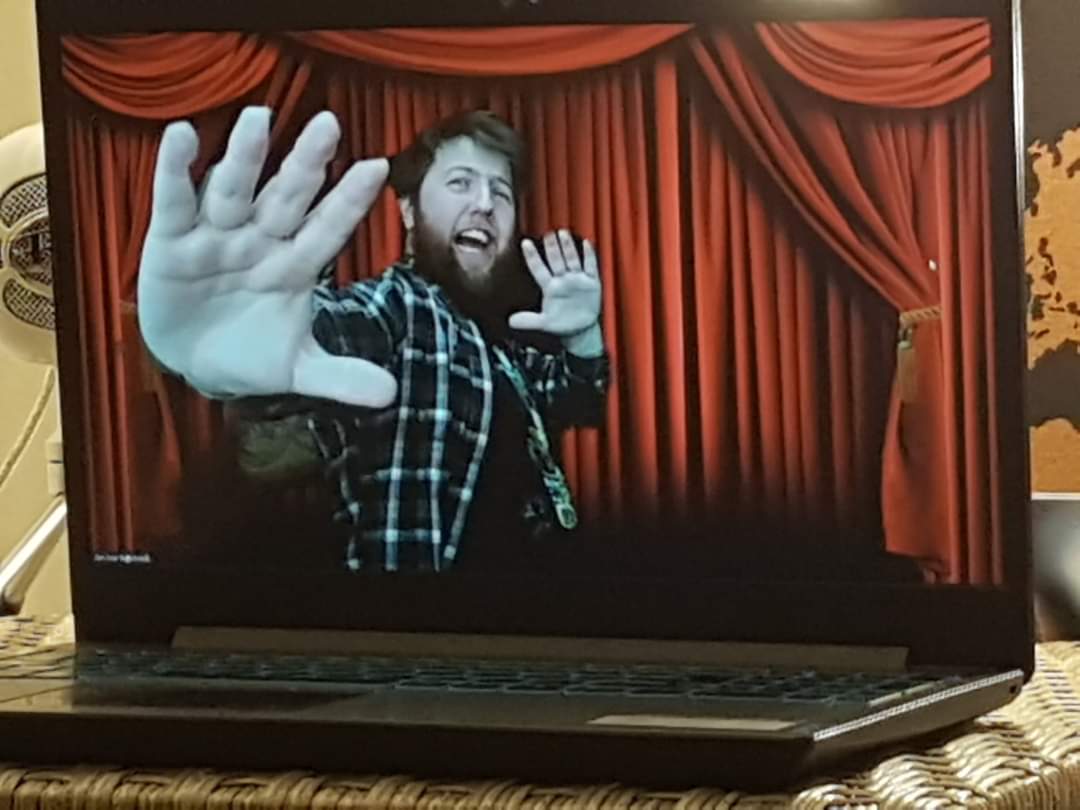 Mann som holder handa fram