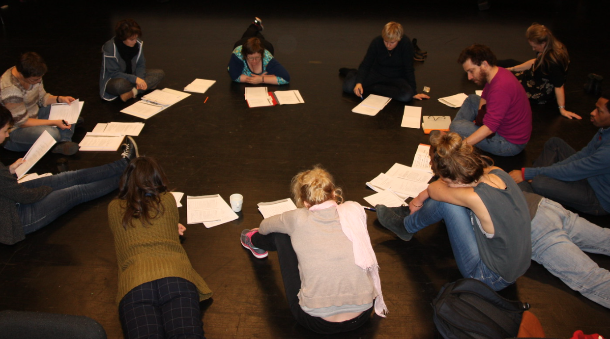 Mennesker i ring på golvet