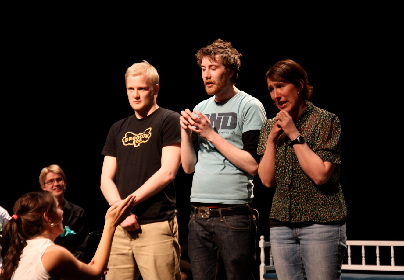 Tre mennesker på scena