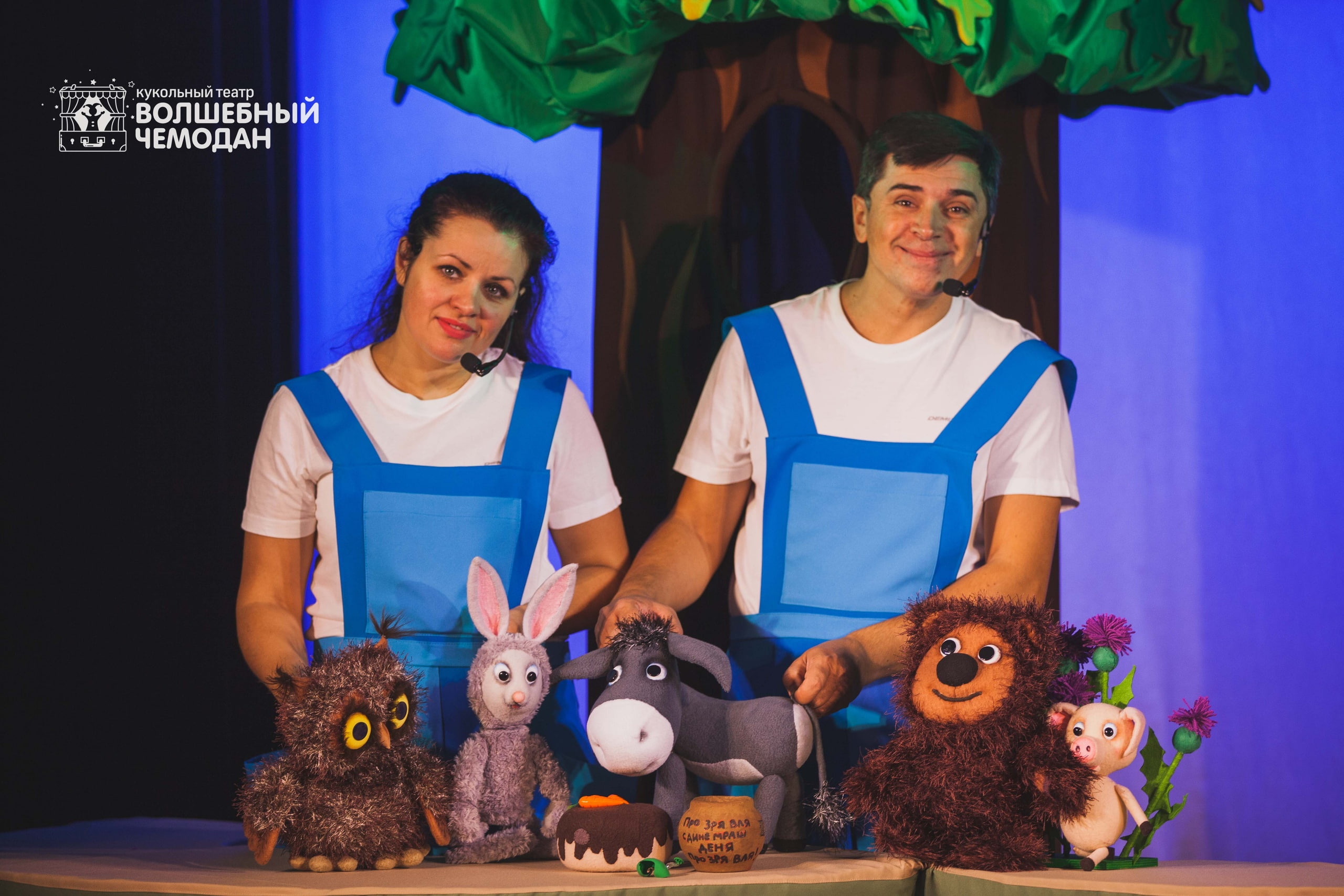 Mann og dame som holder dukker