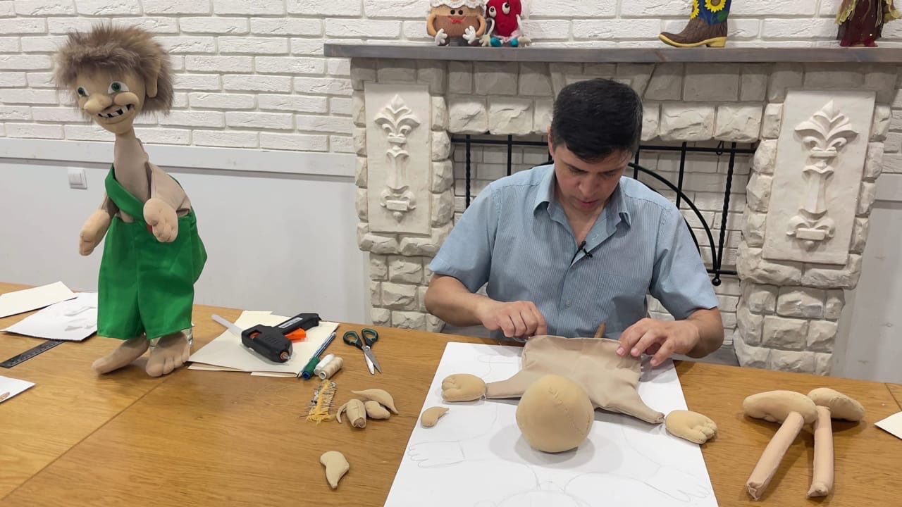 Mann lager trolldukke