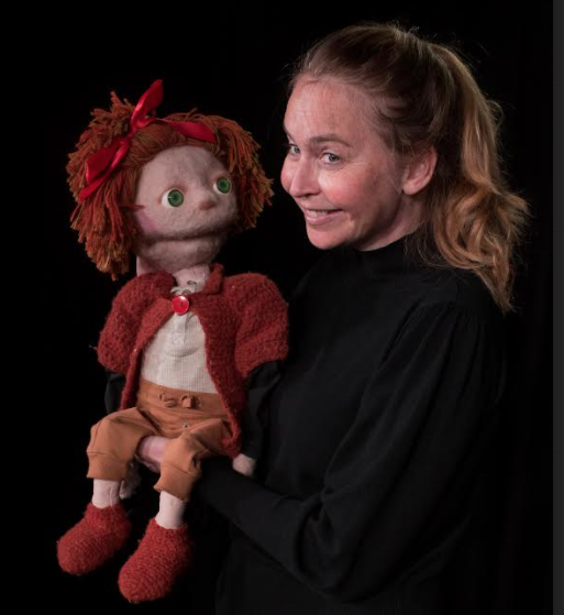 Kvinne med figurdukke