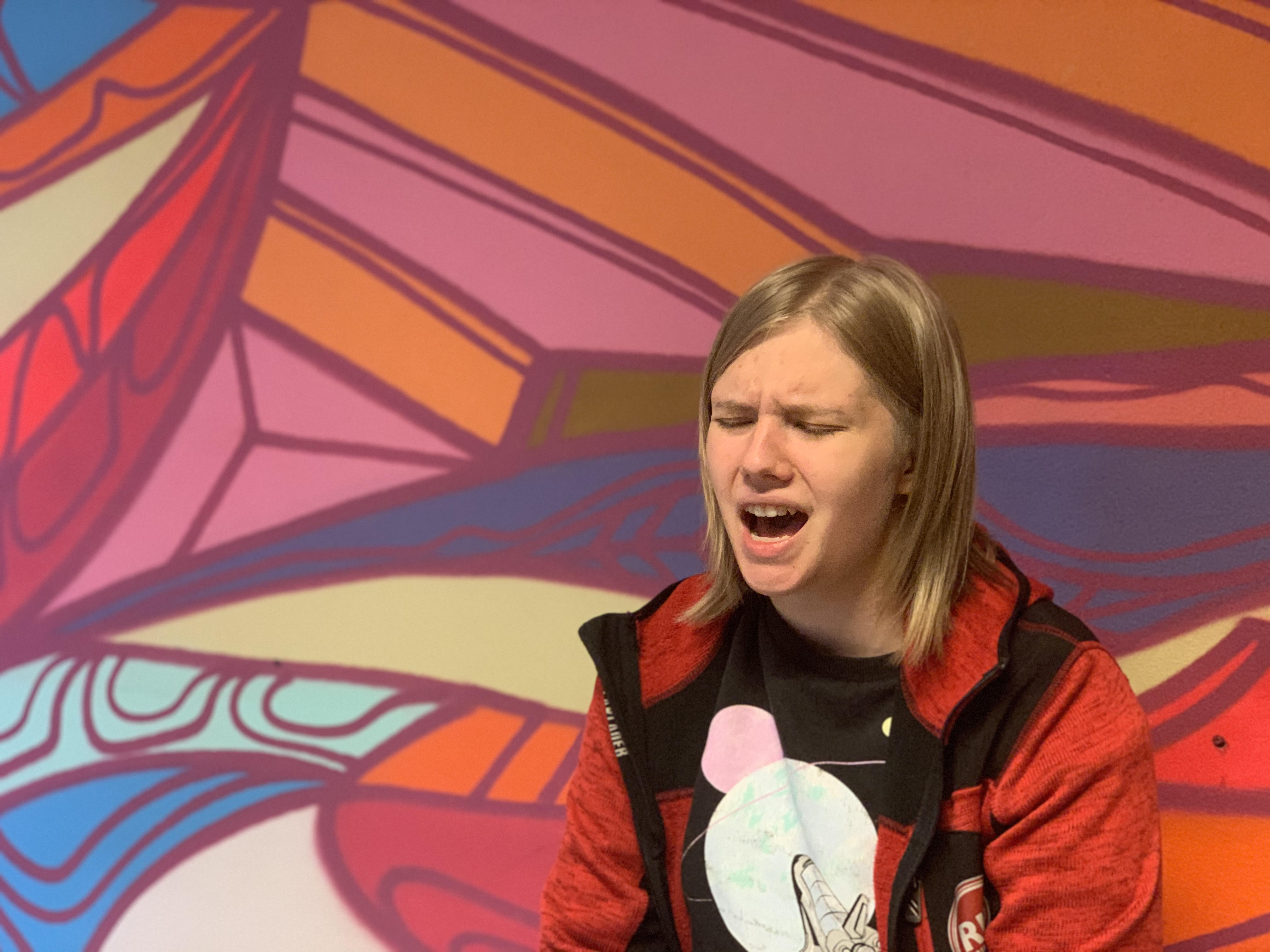 en ung jente som synger