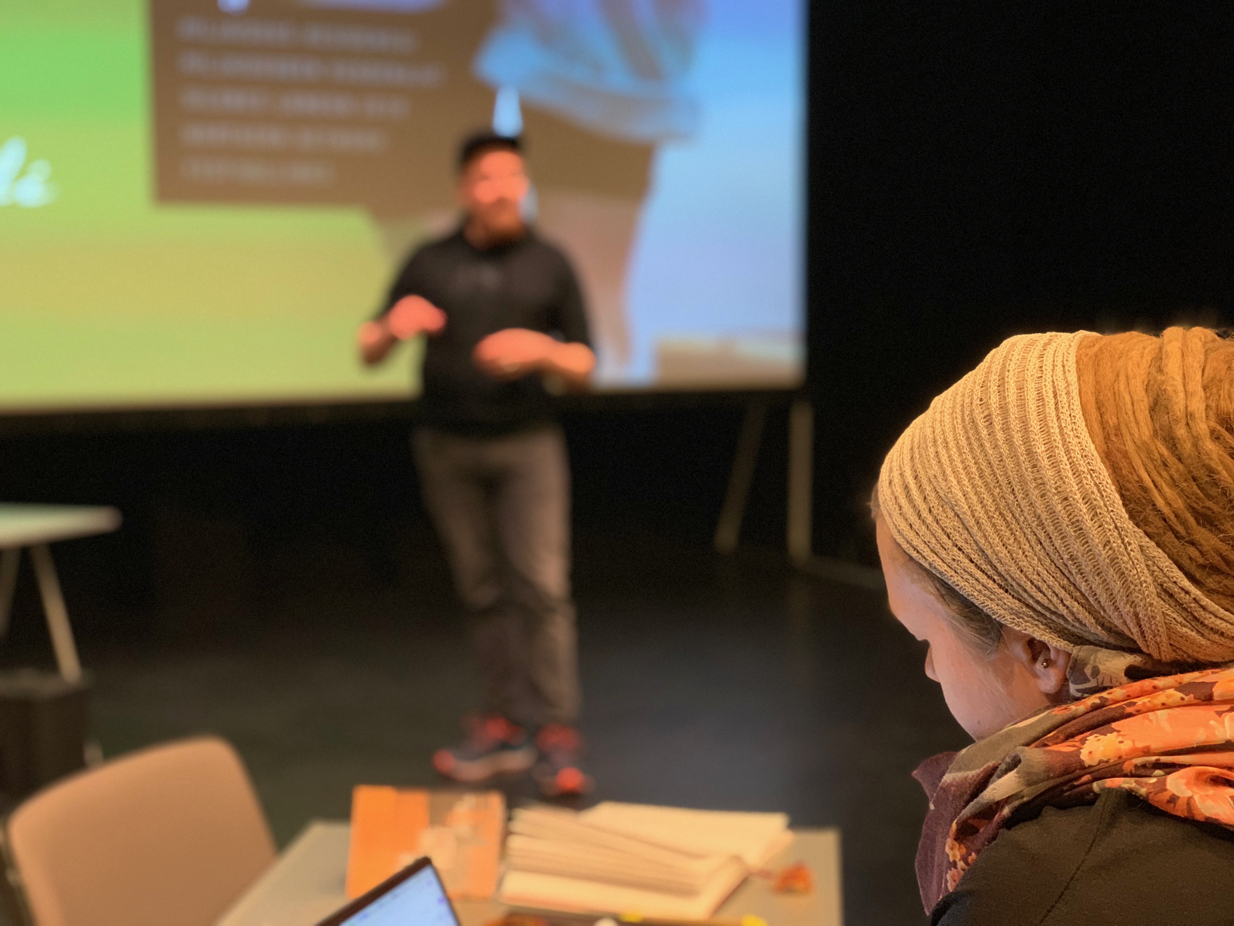 dame som sitter på seminar