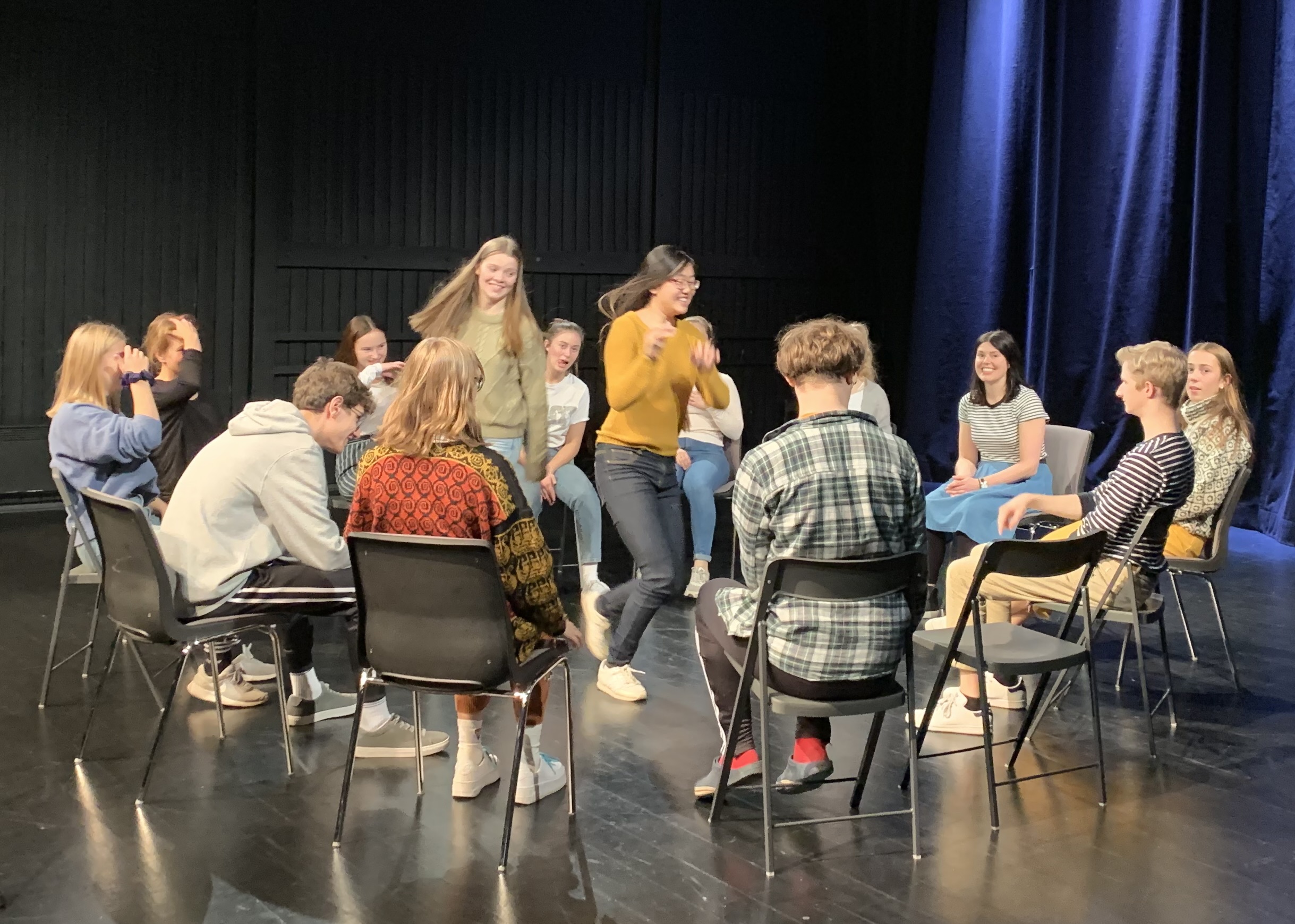 Mennesker i ring på stoler