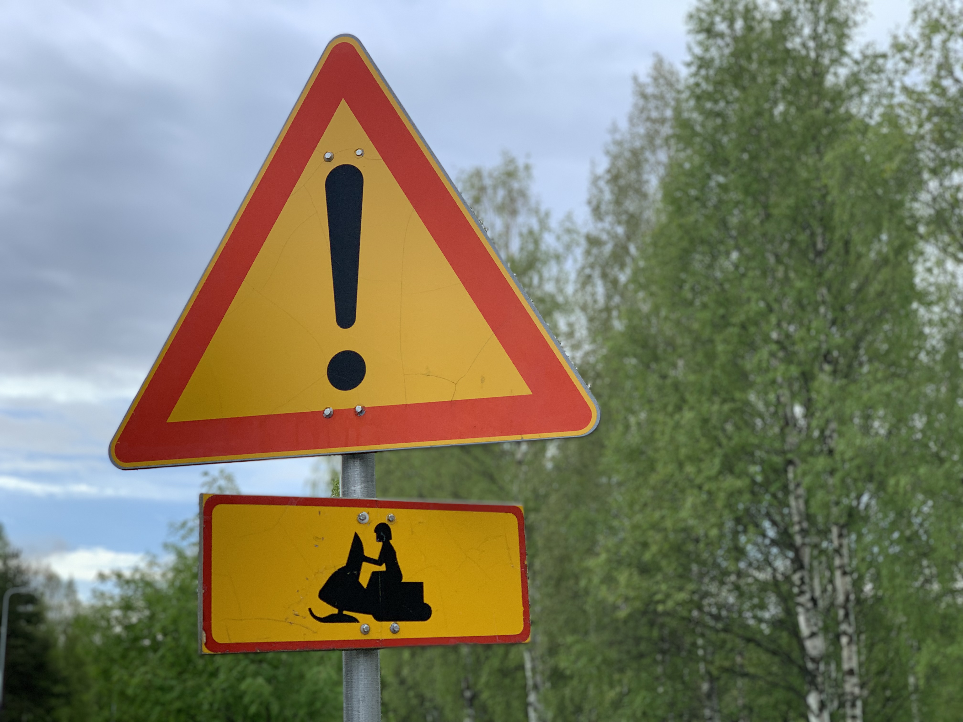 bilde av fareskilt og en snøskuter