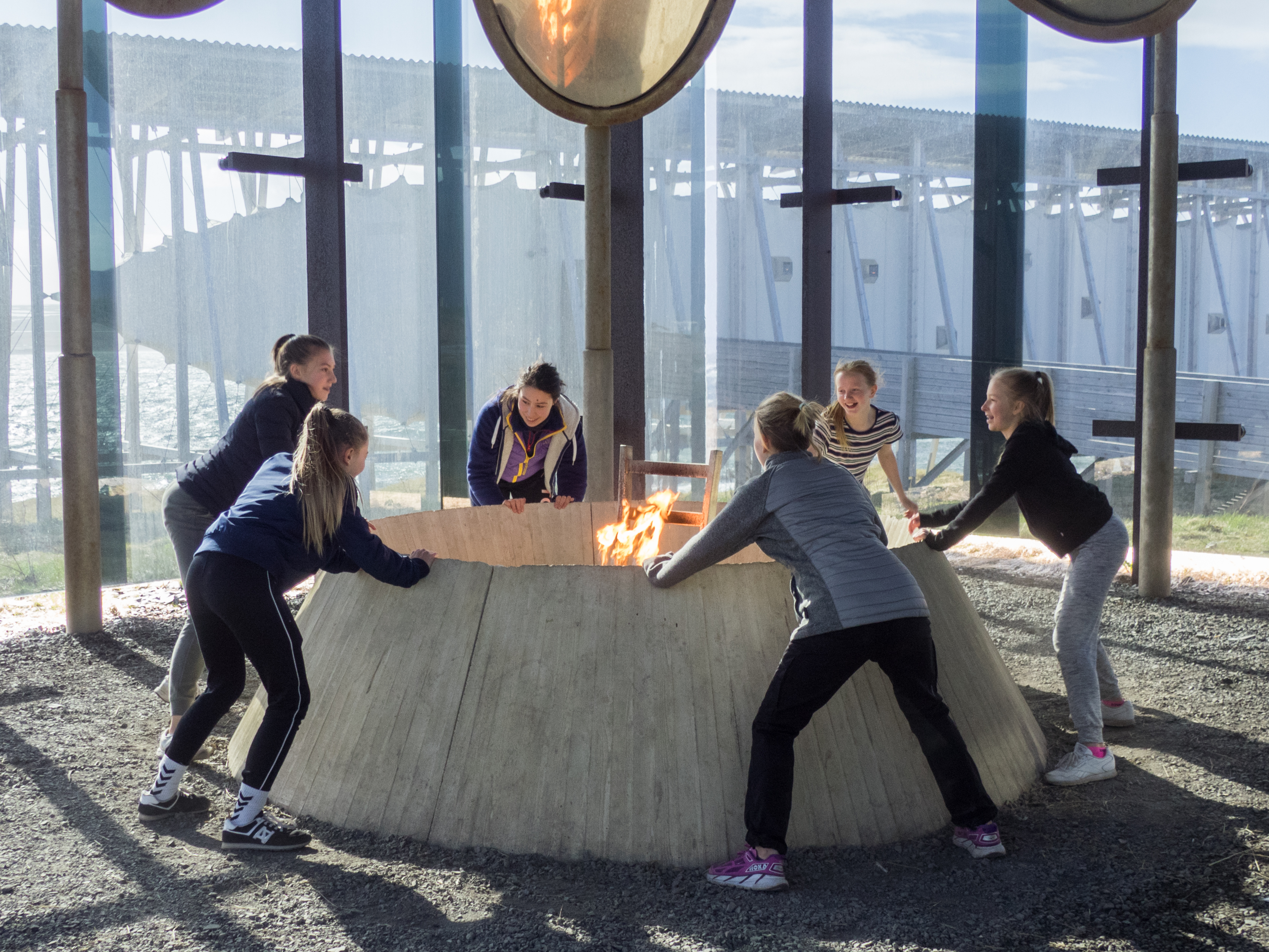 Jenter danser rundt bål