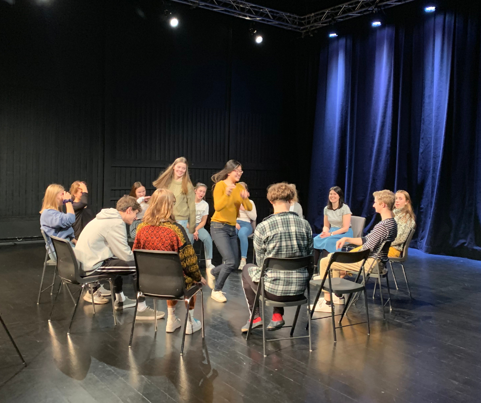 Mennesker i ring på stoler