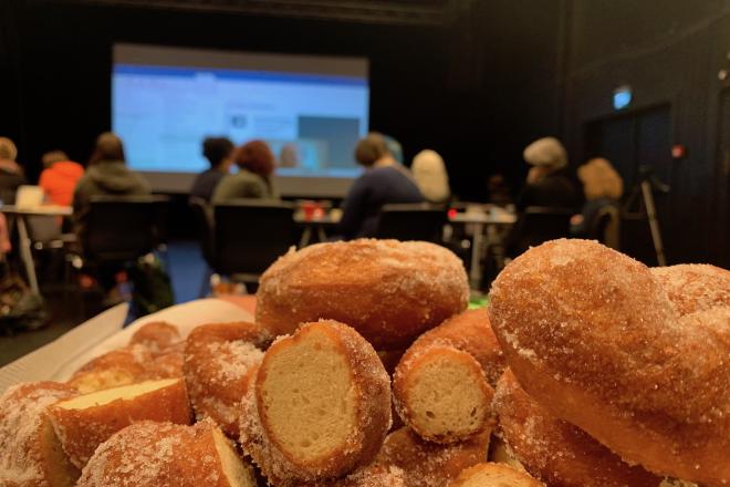 bilde fra seminar hvor vi ser sukkerboller på et bord