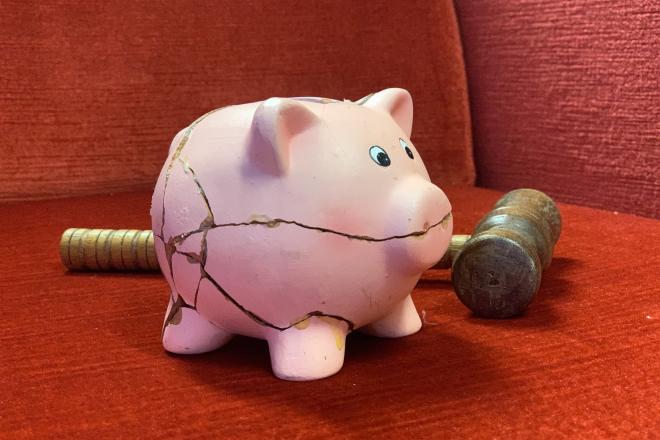 bilde av sparegris som har vært knust