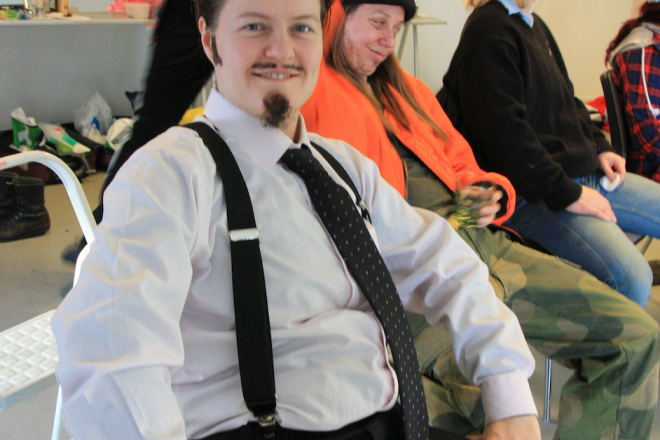 nærbilde dame forkledd som mann