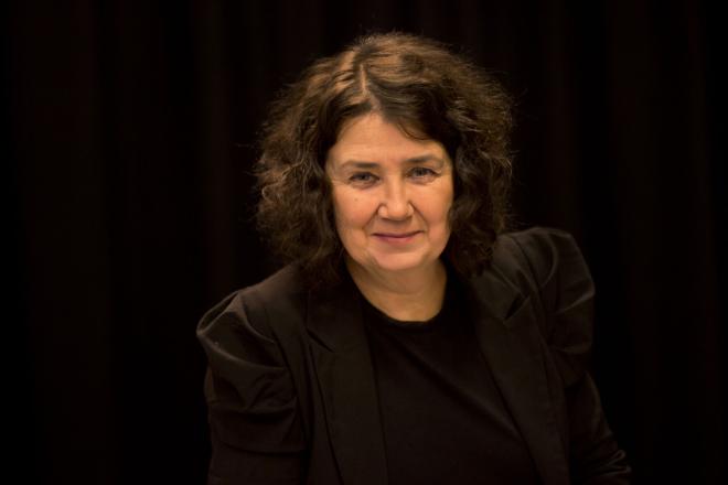 Kvinne med sort bakgrunn