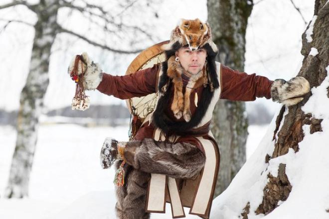 en mann i skinnklær i skogen