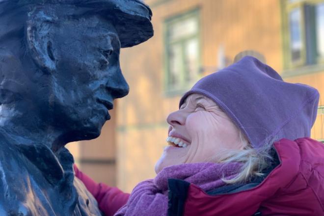 Kvinne og statue ser på hverandre