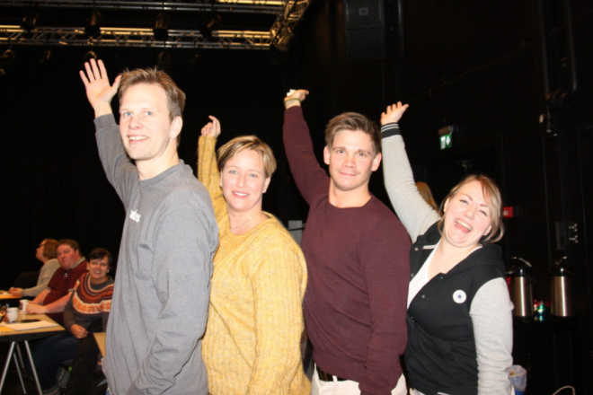 4 mennesker med hand i været