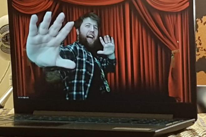 Mann som holder handa fram