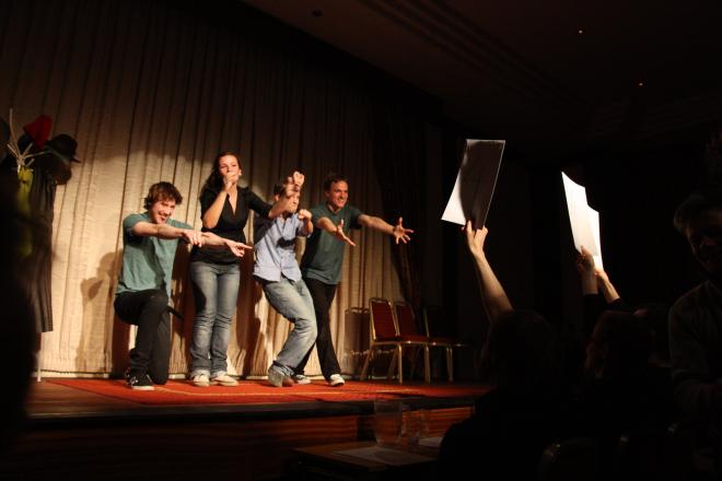 Fire mennesker på en scene