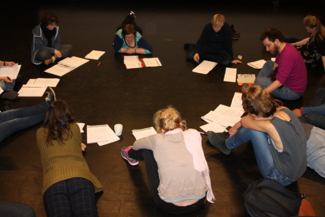 Mennesker i ring på golvet