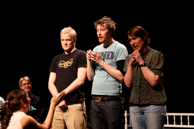 Tre mennesker på scena