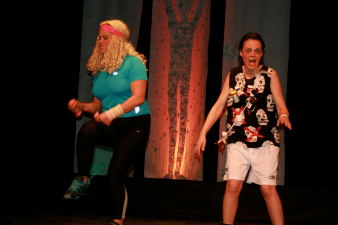 To damer i treningsklær