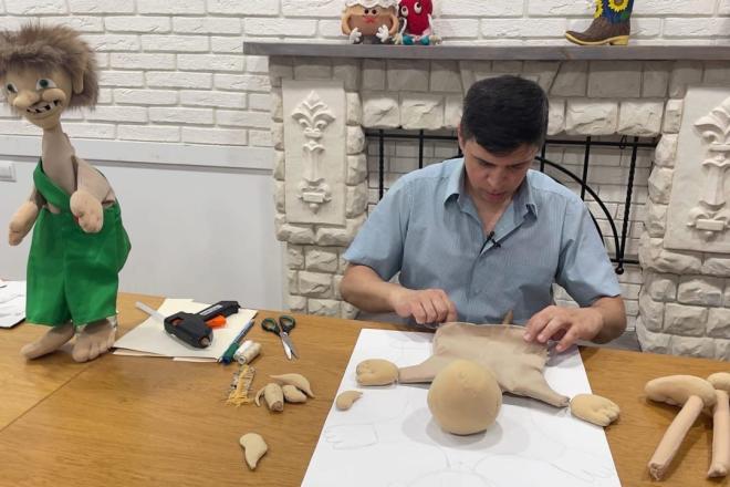 Mann lager trolldukke