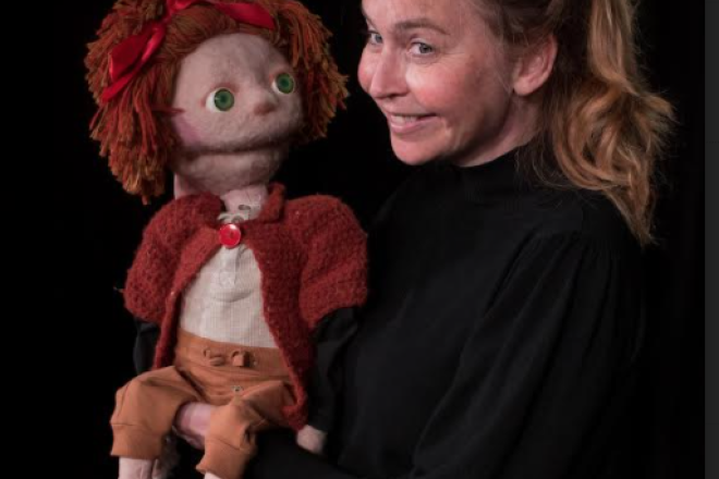 Kvinne med figurdukke