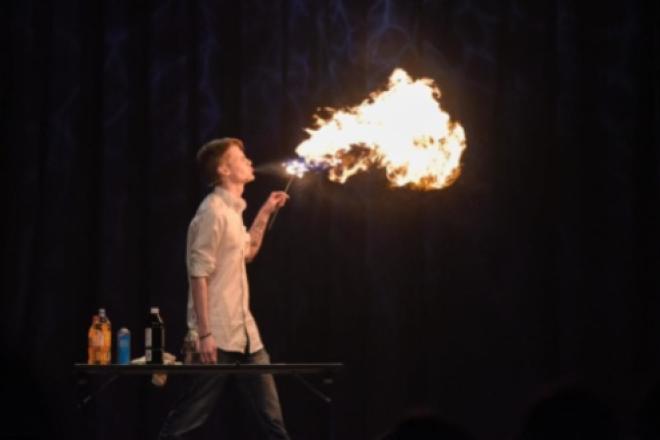 Gutt som blåser flammer