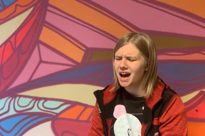 en ung jente som synger