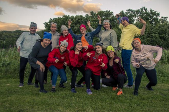 ungdommer som står i en gruppe