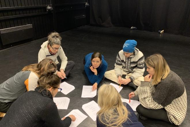 Mennesker i ring på gulvet