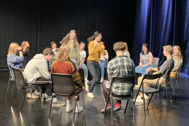 Mennesker i ring på stoler