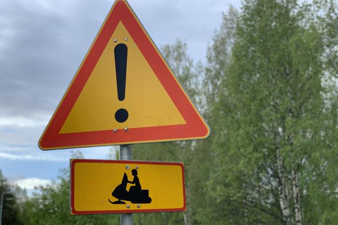 bilde av fareskilt og en snøskuter