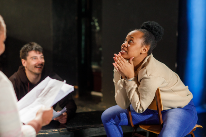 tre unge som sitter sammen