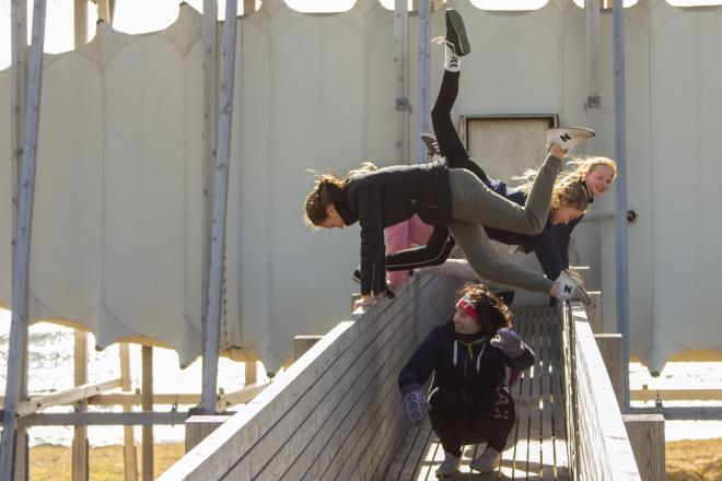 Dansende ungdommer ute