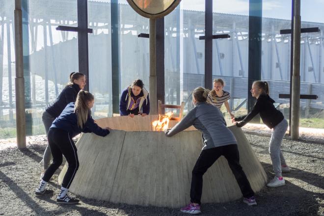 Jenter danser rundt bål