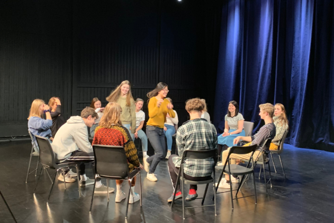 Mennesker i ring på stoler