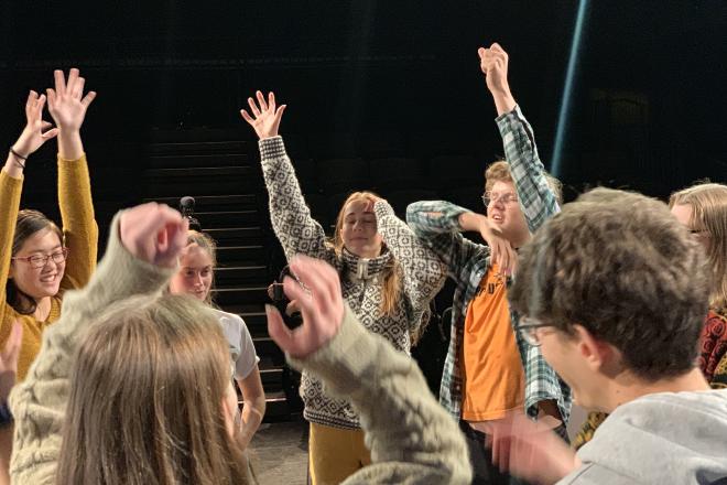 Unge mennesker i klynge