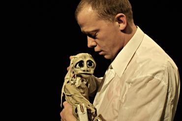 Mann som holder en dukke