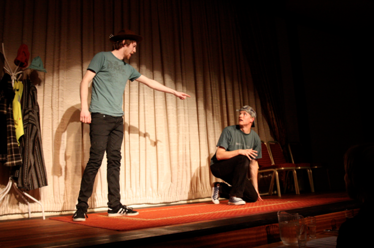 To personer på scena peker